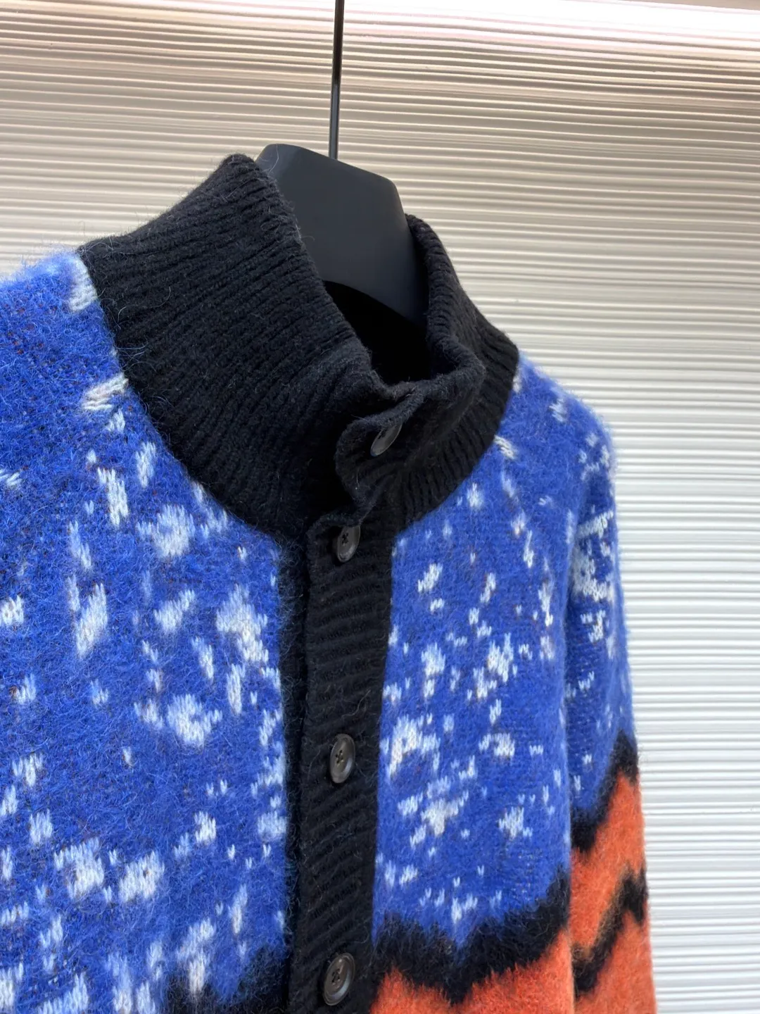 LOUIS VUITTON wavy pattern snow cardigan ●Original version: Purchased and developed for 17900 ●Item number: 1680991-D15 ●Fabric: mohair fabric ●Technology: jacquard weaving ●Version: loose fit ●Weight: about 945 grams ●Size: XS-S-M-L ●Description: Referring to the feel of the original version, we use the higher-cost [high-end custom yarn 30% mohai 30% wool thread], and use the original version for [coloring and dyeing]; the style uses the [latest Cixin 5-needle dual-system machine] for jacquard knitting. During the weaving, the sand spit is alternately knitted back and forth, and it takes [160 minutes to knit the piece] Parallel and even speed knitting, the texture of the garment pieces is clear, there is no code, and there will be no flower patches on the garment pieces, which greatly ensures the texture and clear texture of the garment pieces; Fleece catching process: This process is particularly troublesome and has many processes. After returning from washing, we need to attach the breasts of the clothes to both sides, [manual manual connection], and connect them together. After that, iron the clothes for the first time, straighten and straighten them, and then pick the hair. In order to ensure that every position is caught and thoroughly scratched, even the pocket patches and chest patches are specially scratched by manual connection. After scratching, they are then sanded and sprayed with expensive care potion to straighten the mohair and wool on the clothes so that the hair will not get messy easily. It will be like the market version, the hair picked out will be the same as that of a dog; after the finishing process, the garment pieces will be [naturally dried], [buttoned and opened], and finally, the preliminary inspection, general inspection, final ironing, cleaning of other stray hairs on the surface, and then packaging and shipment. The process will be much more than that of ordinary styles, and the cycle will be much longer than normal. The overall wiring is straight and delicate, the fabric is comfortable and soft, and the color is consistent without color difference. It can be matched with the same style to create a fashionable look and control various occasions. Customized accessories, complete with three standards, same style for men and women!